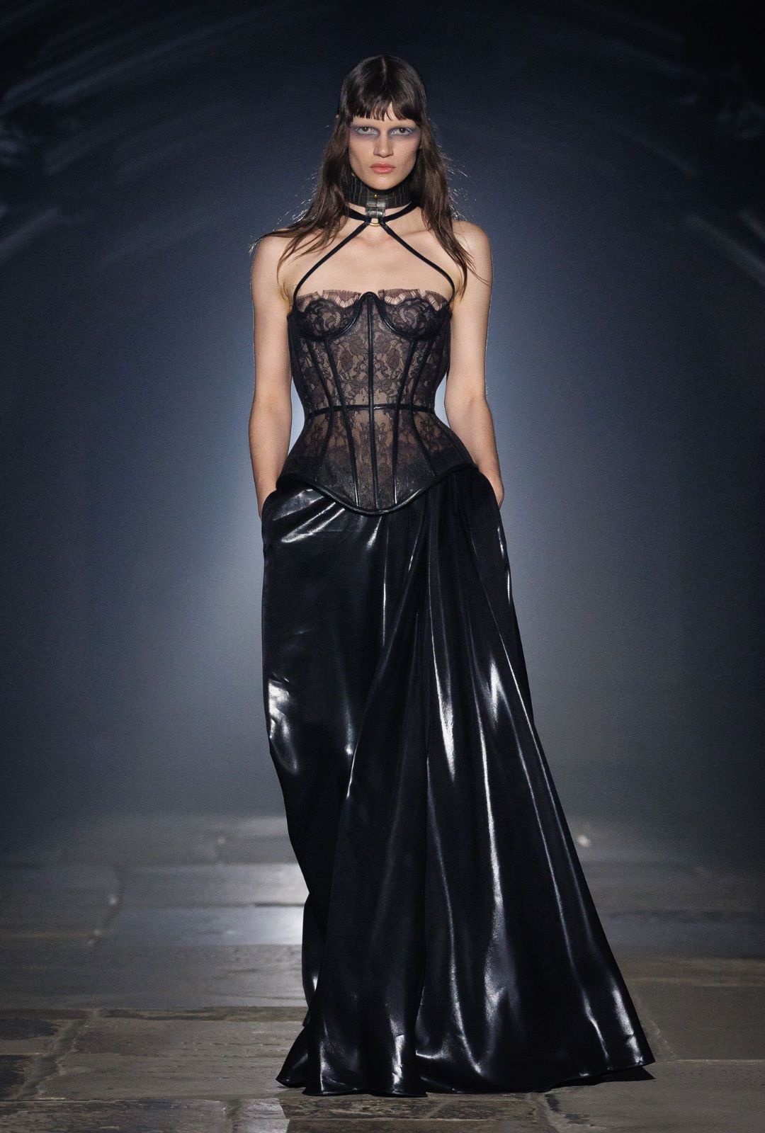 McQueen SS27: Seán McGirr vuelve a Londres con una colección entre sastrería y rave