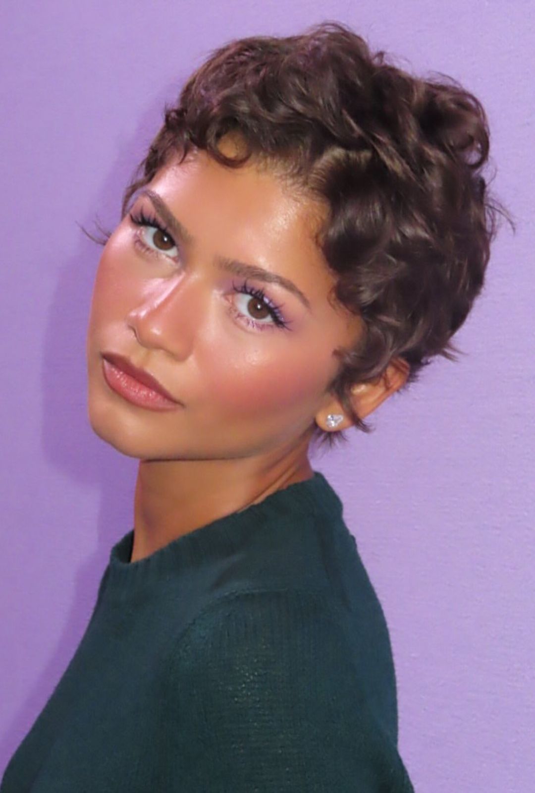 Zendaya estrena corte garçon, pestañas stiletto y maquillaje lavanda