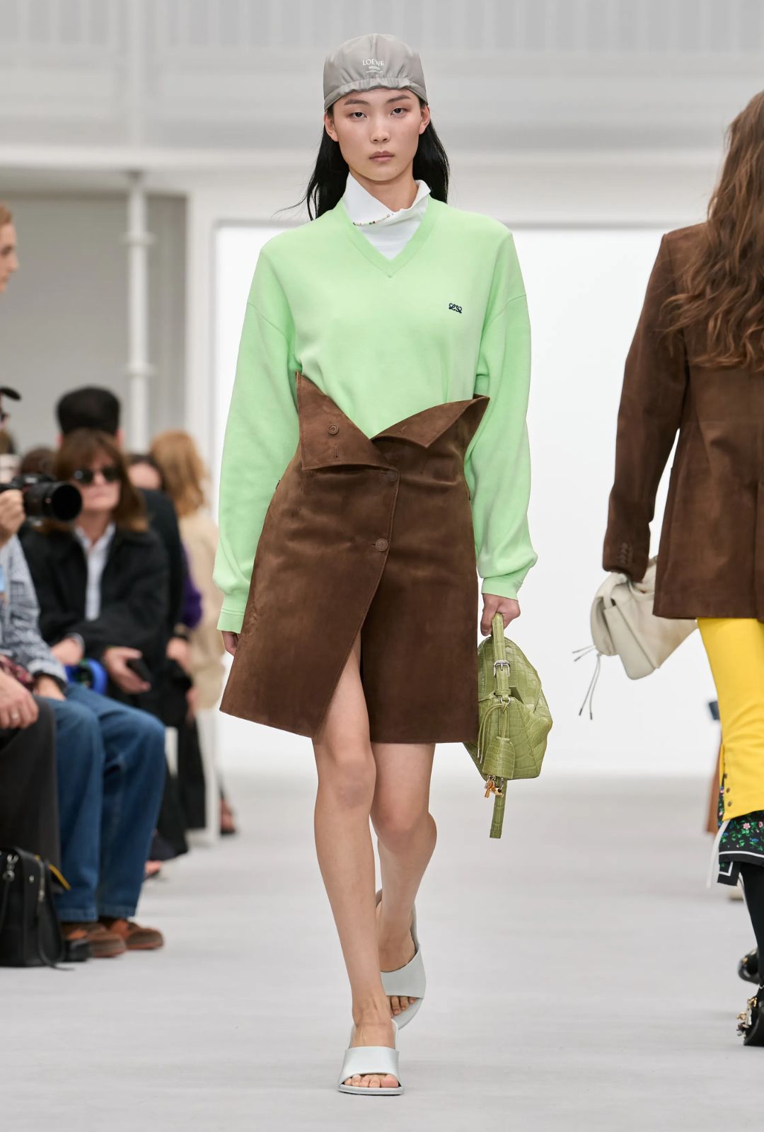 Loewe SS26: color, cuero y nuevas tendencias desde París